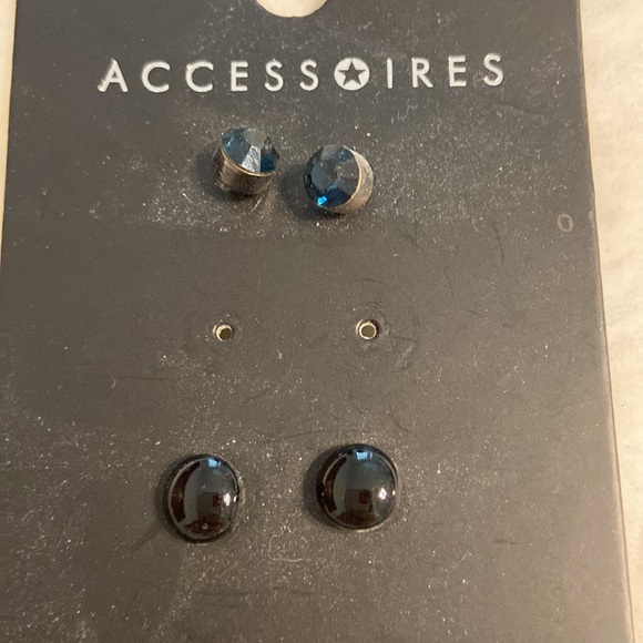 4 long neckless and 1 shirt brand new with two type of earrings all adjustable - Picture 7 of 9